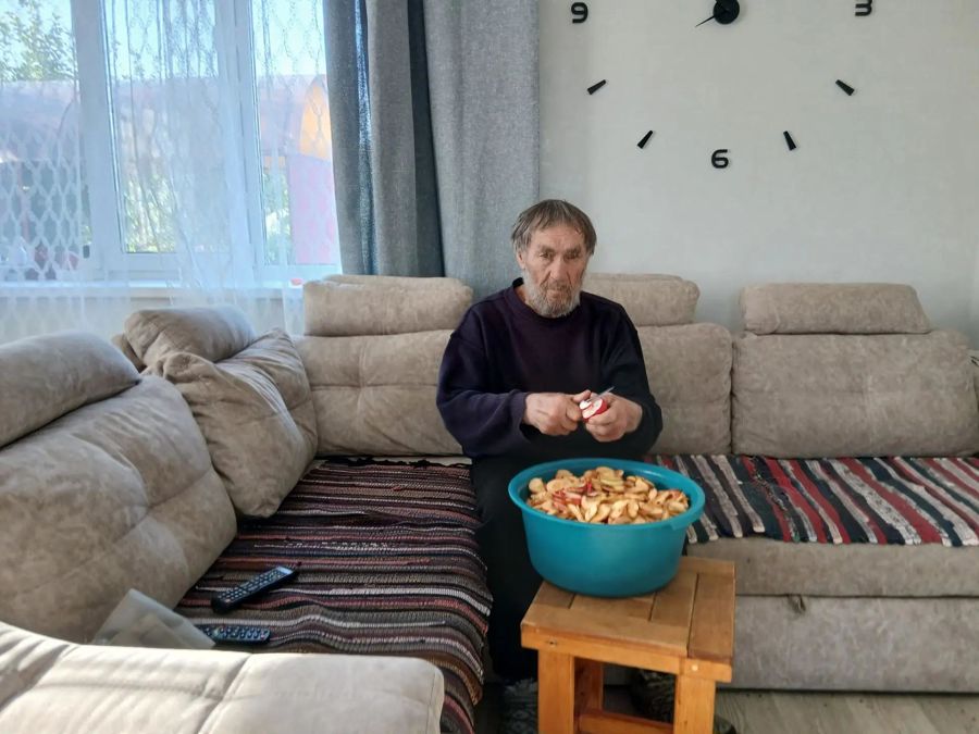 Сладкий вкус заботы: соцработник с получателем услуг готовят сухофрукты.