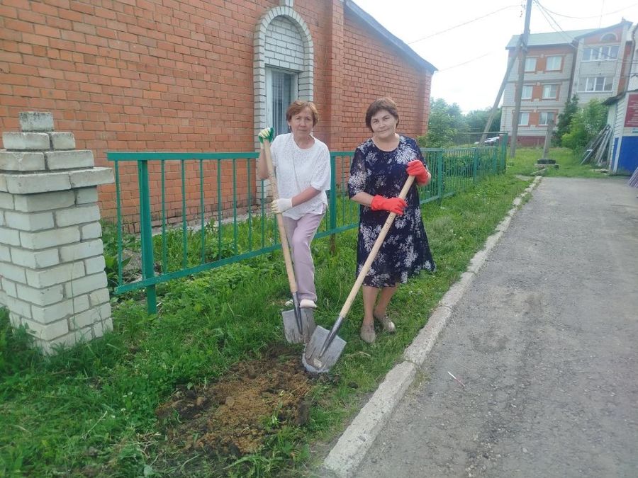 Сотрудники Красноармейского ЦСОН вышли на субботник: убрали территорию и высадили цветы