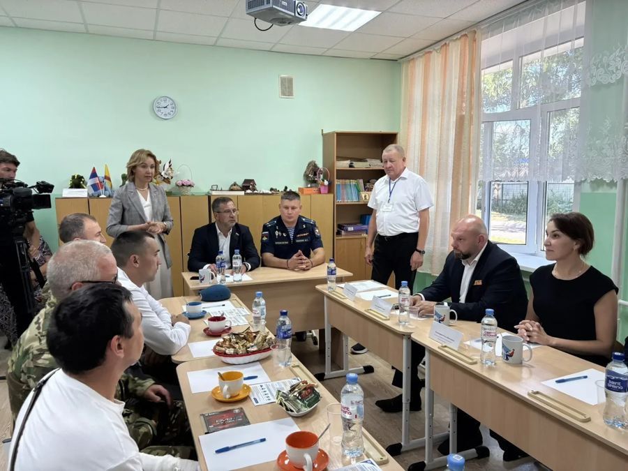 Алена Елизарова: «Мы создаем среду, где каждый защитник и его семья чувствуют плечо государства» — в Урмарском районе прошло выездное заседание клуба «Работа для СВОих»