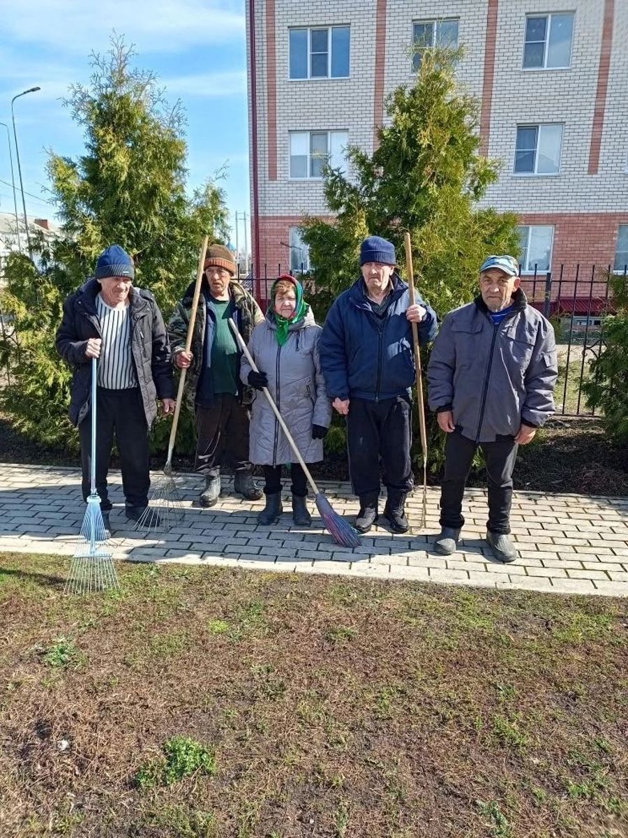 Субботник в центре социального обслуживания: вместе за чистоту и уют!