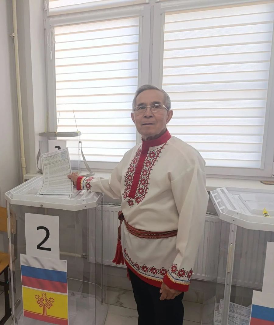 Николай Фролов на выборы пошел в вышитой чувашской рубашке