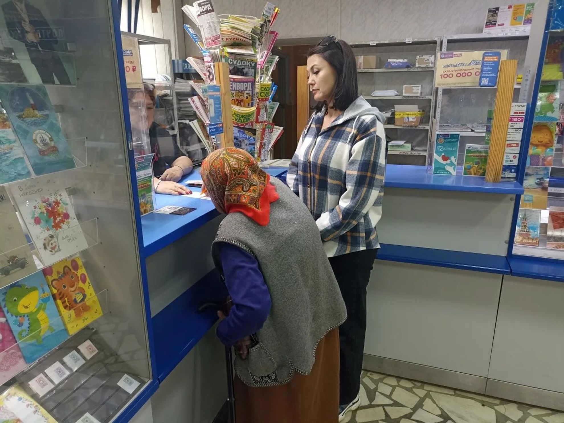 «Детям войны» — особое внимание: специалисты Вурнарского центра соцобслуживания доставили бабушку на почту за выплатой