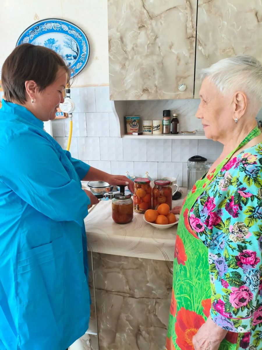 В Чебоксарах социальные работники помогают своим подопечным приготовить запасы на зиму