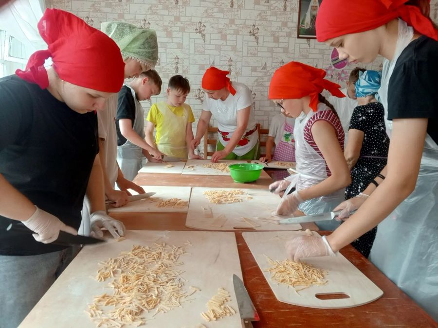Тёплые посылки для фронта: дети и волонтёры из Шемурши готовят домашнюю лапшу и выпечку