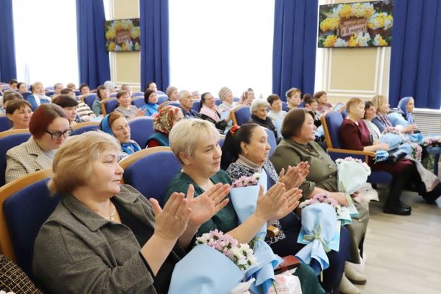 В Яльчикском округе матерей и жен участников СВО поздравили с 8 марта