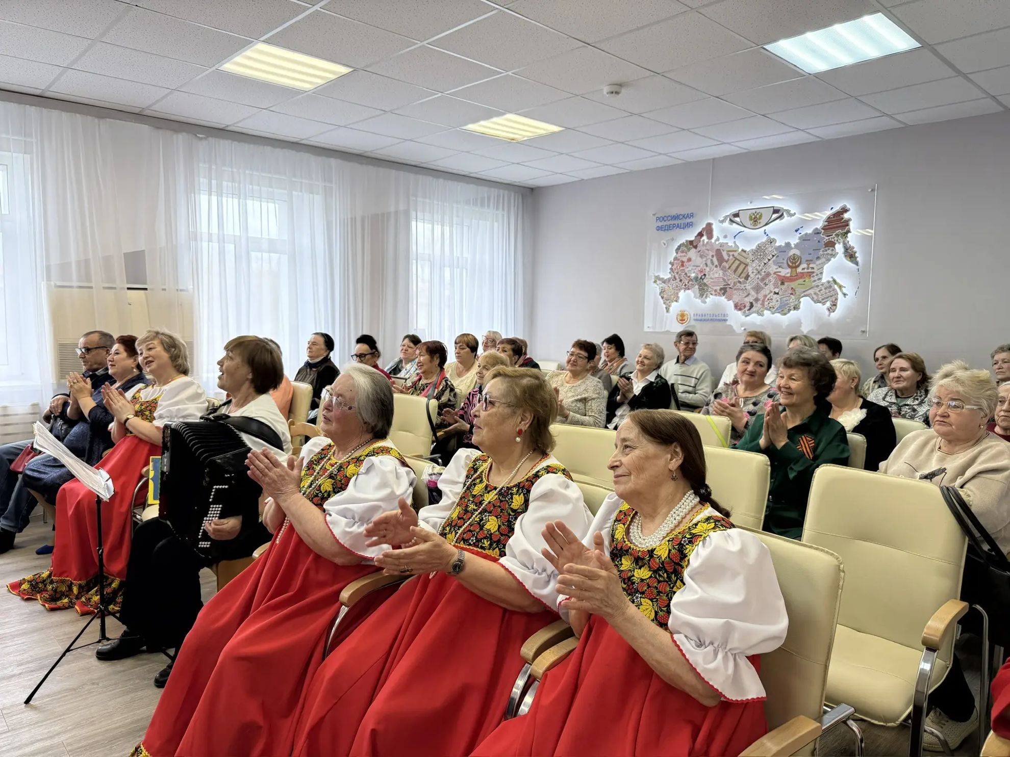 "Первомайский хоровод" в Шумерле: Мир, Труд и Творчество в сердцах "серебряных" волонтеров
