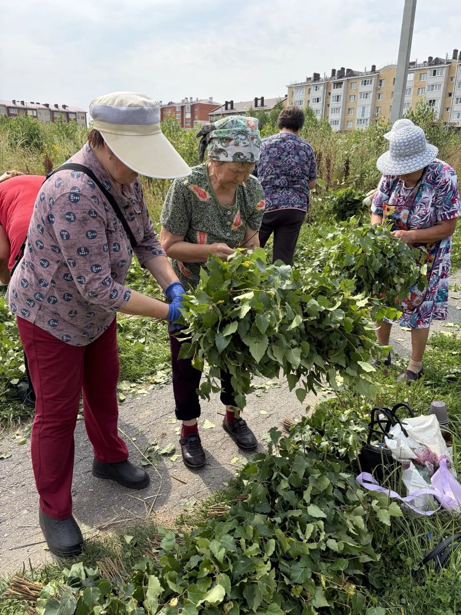 Аромат родного края: волонтёры собрали и связали веники для бойцов