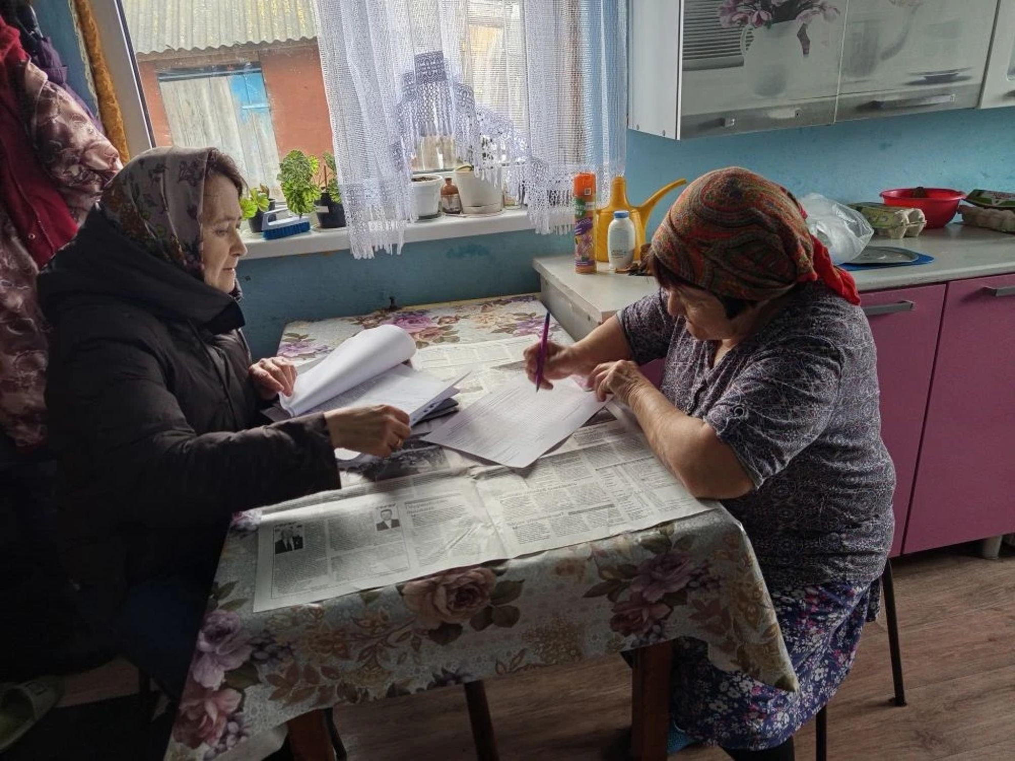 Специалисты Вурнарского центра социального обслуживания населения проверили качество ухода за пожилыми, придя в гости без предупреждения