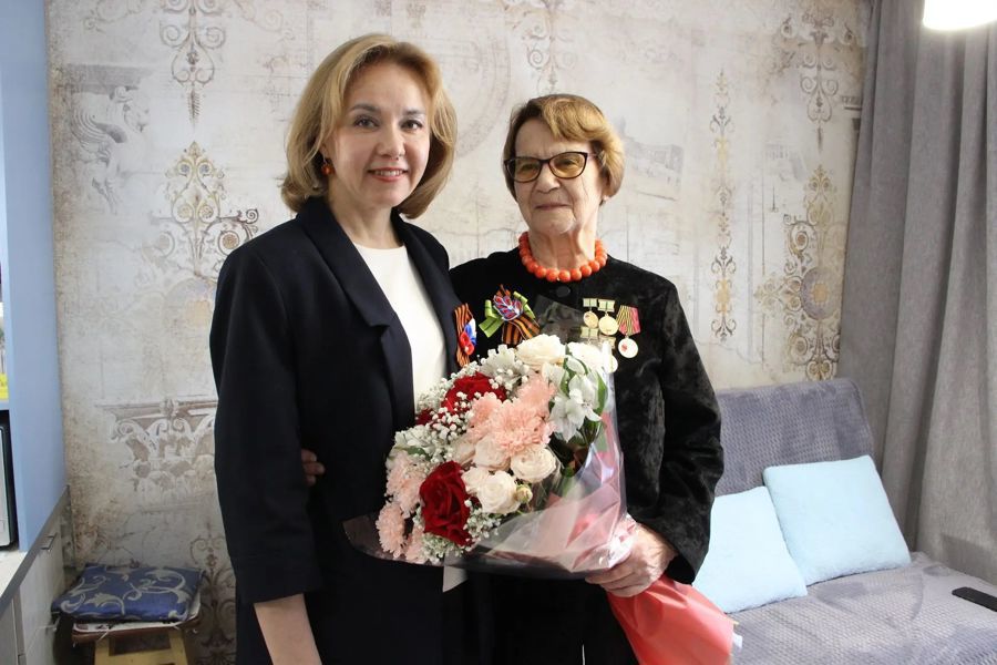 жительницу блокадного Ленинграда Людмилу Никифорову с наступающим Днём Победы