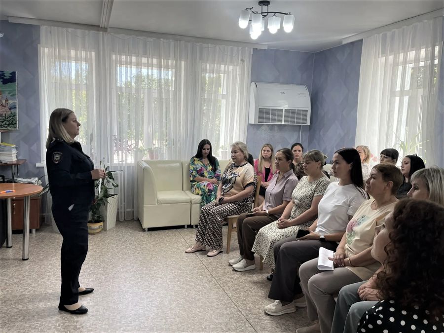Как защититься от мошенников: лекция для сотрудников Шумерлинского КЦСОН