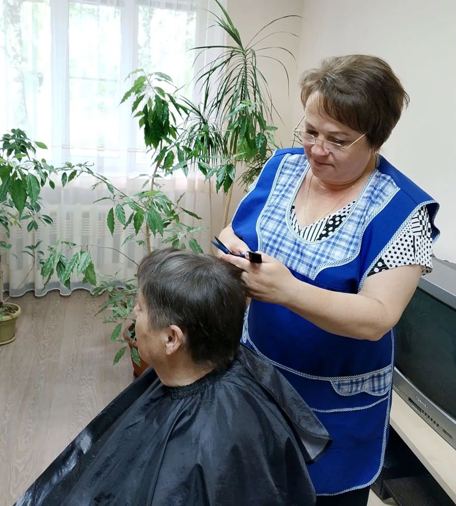 Забота на дому: специалисты центра помогают с прической