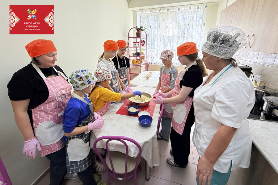 Юные кулинары приготовили ореховые рулетики на Ореховый спас