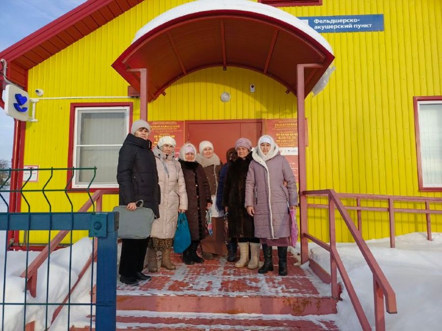 Мобильная бригада Центра социального обслуживания доставляет пожилых жителей Батыревского района на диспансеризацию
