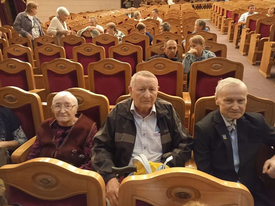 Выход в свет: проживающие стационарного отделения посетили театр