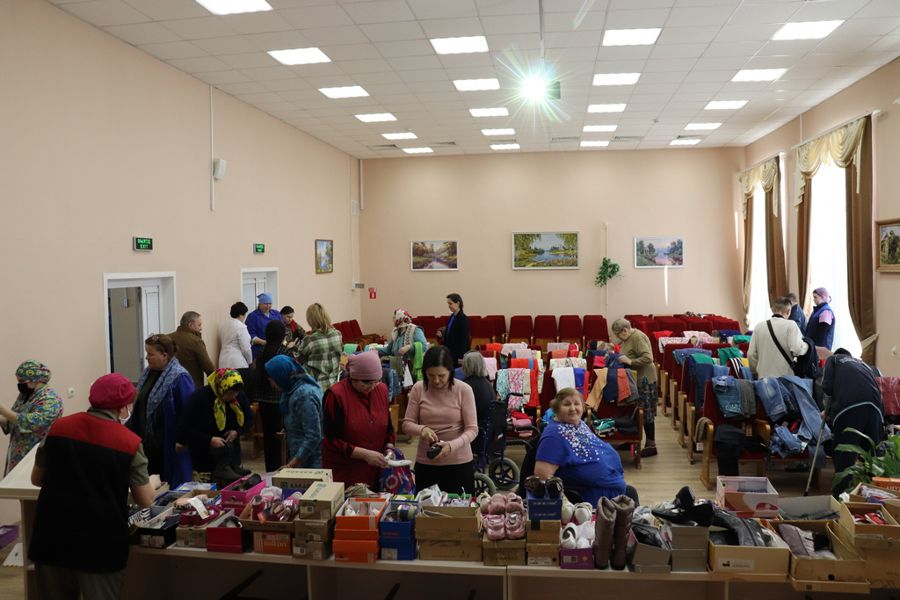 В доме-интернате прошла благотворительная ярмарка «Выбери себе обновку»