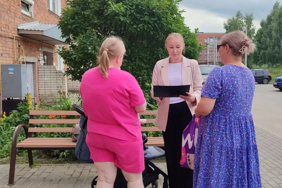 Специалисты Канашского комплексного центра навестили семьи с маленькими детьми