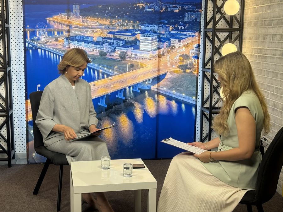 «Каждая семья должна чувствовать плечо государства»: Алена Елизарова ответила на вопросы о поддержке родителей в прямом эфире
