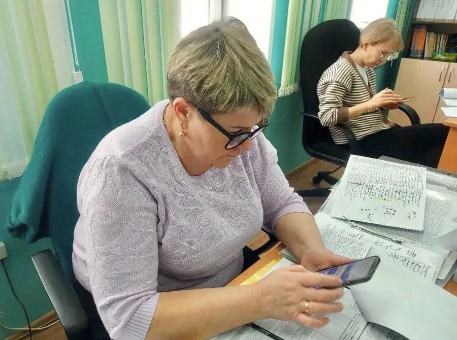 Многодетные родители и социальные работники проходят семейный онлайн-диктант