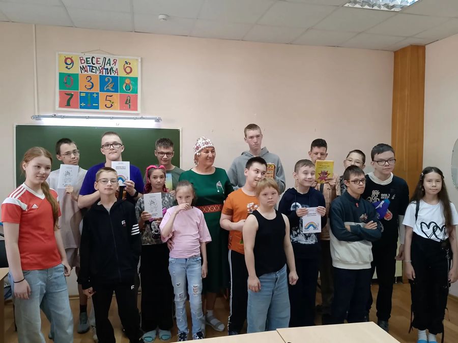 Встреча с чувашской поэтессой Альбиной Юрату в летнем лагере «Феникс