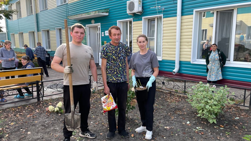 Территория становится краше: в Тарханском доме‑интернате прошло благоустройство территории