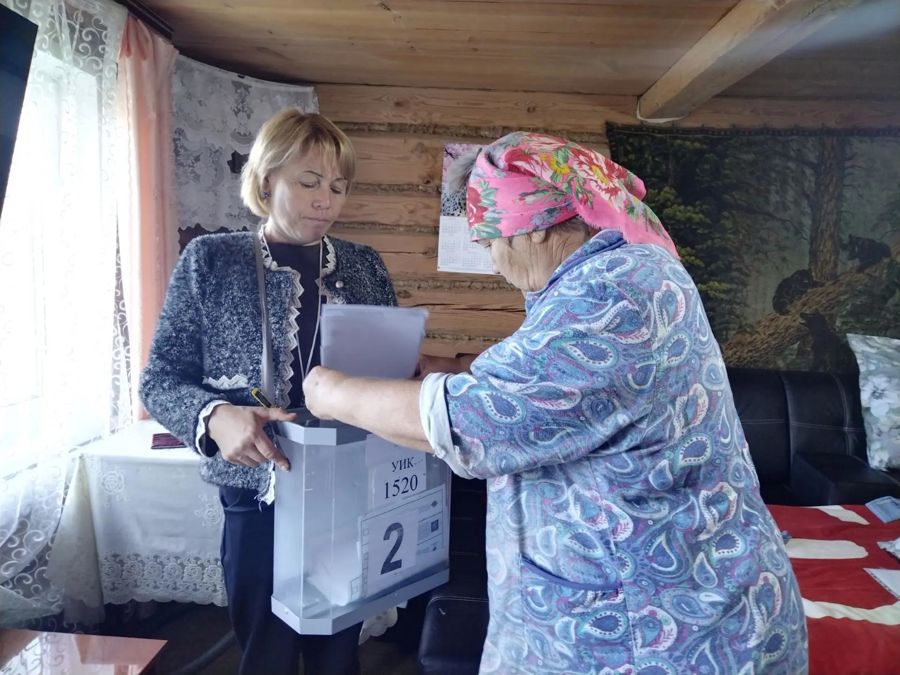 Получатели социальных услуг Урмарского комплексного центра социального обслуживания населения голосуют на дому