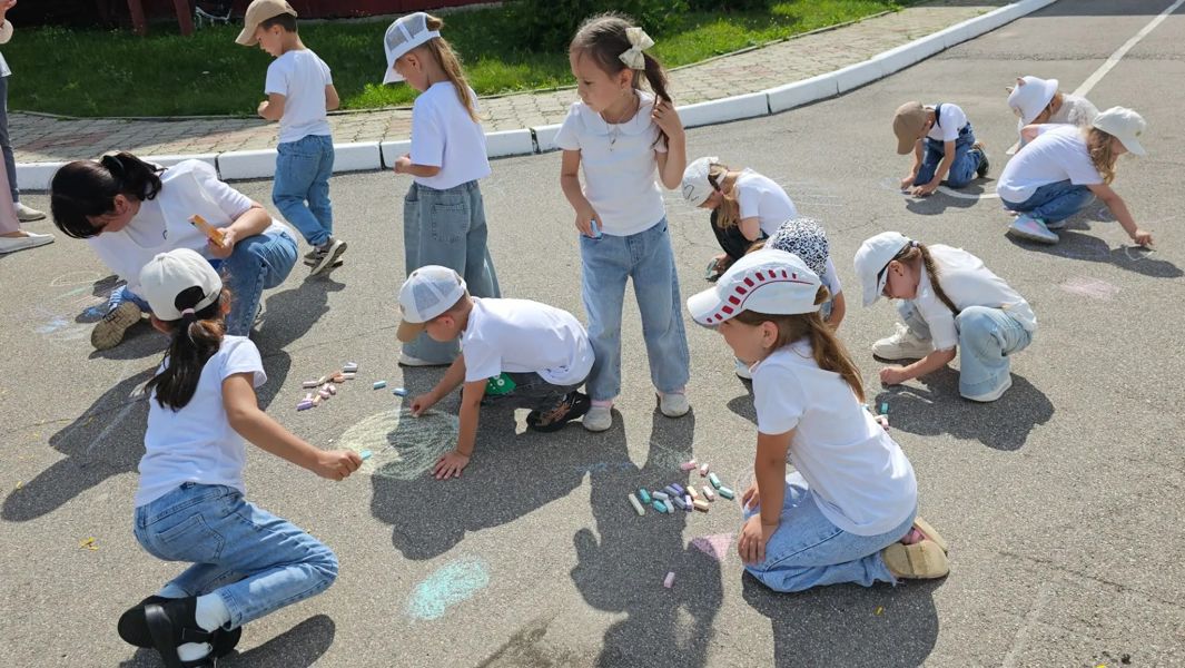 В рамках проекта «Крепкая семья» провели праздник «Планета детства» в Батыревском округе