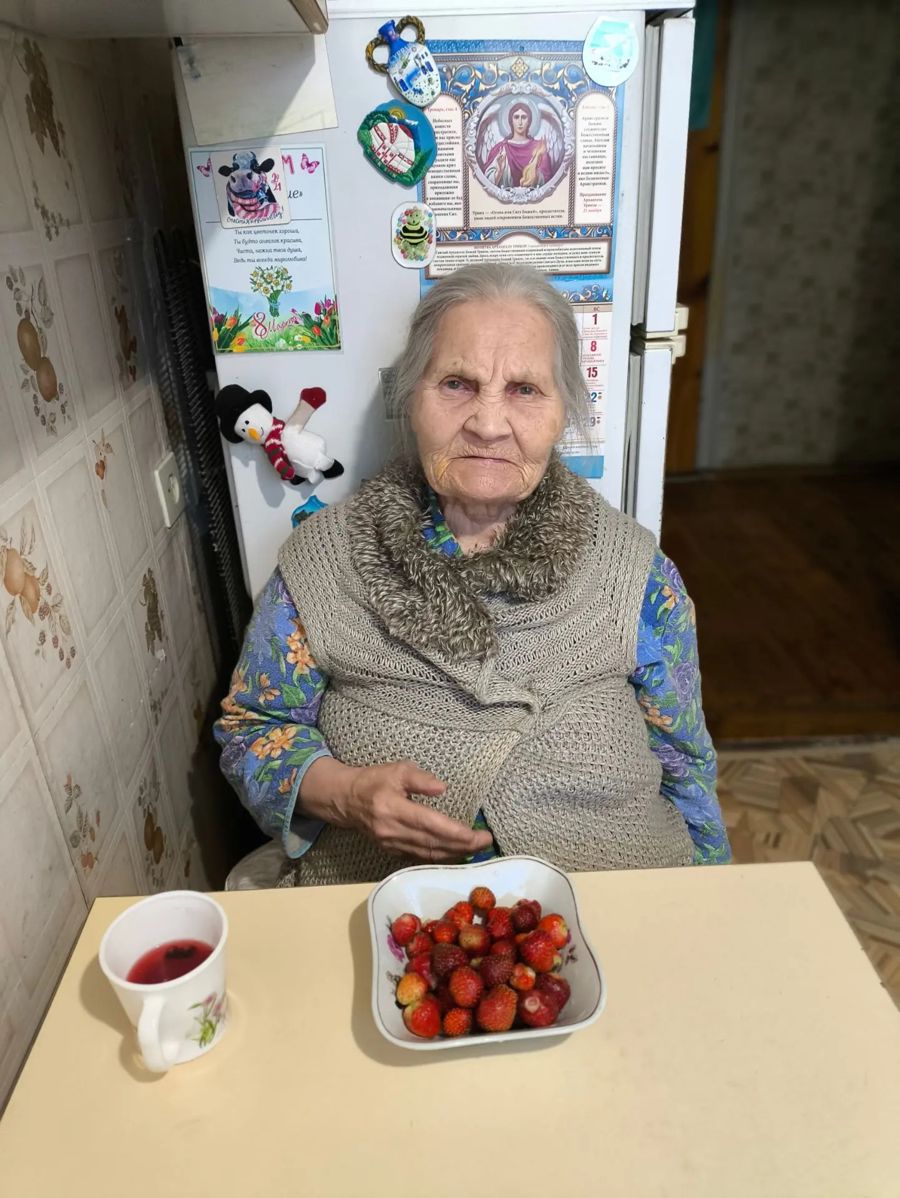Соцработник дарит пожилой женщине тепло человеческого общения