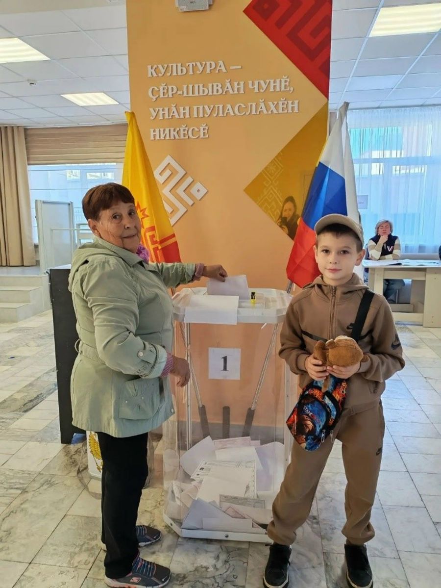 На выборы с внуком!
