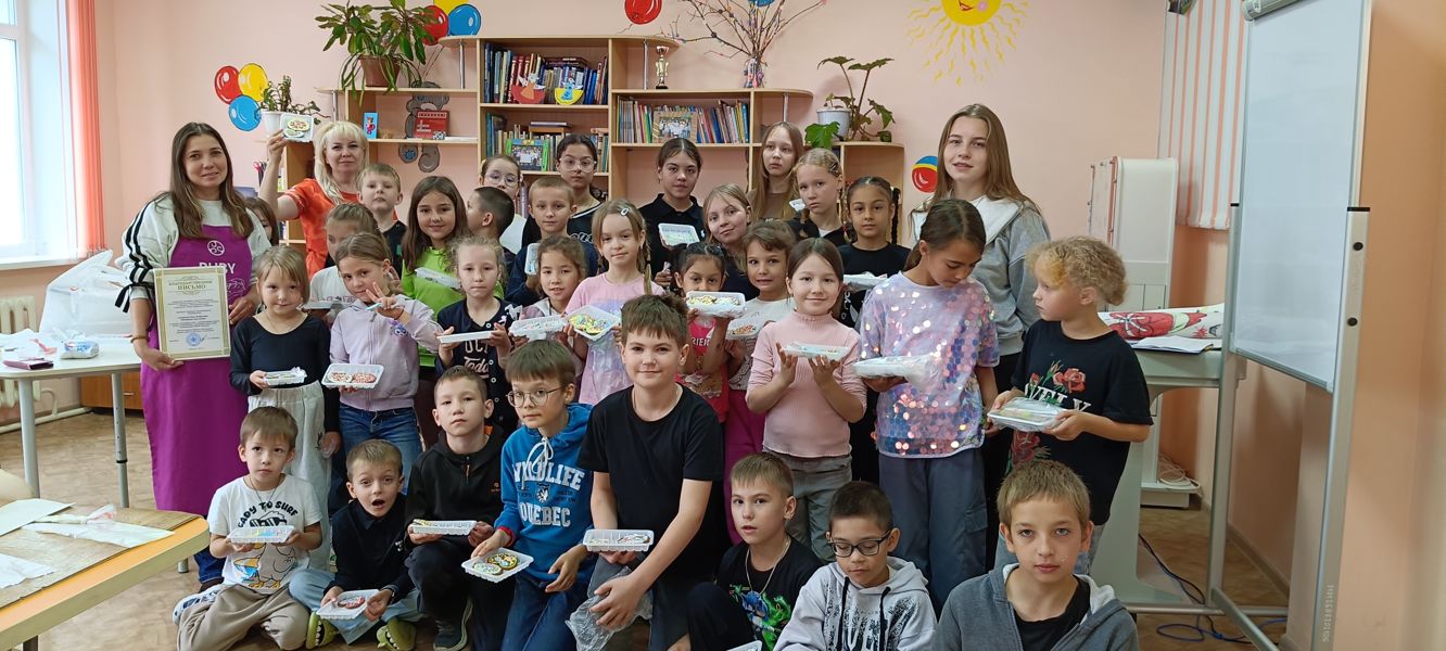 Мастер-класс по росписи имбирных пряников прошёл для ребят из летнего лагеря