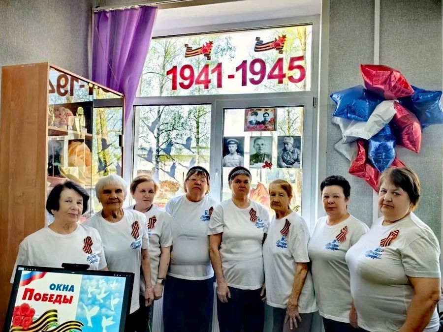 «Серебряные» волонтеры украсили окна в честь Дня Победы