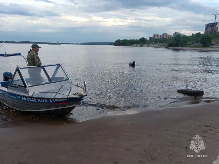 Дорогие родители, давайте будем особенно внимательны этим летом! Трагедия на водоёме может произойти в любую секунду. Не отвлекайтесь, когда рядом дети, — одна минута невнимательности способна изменить всё