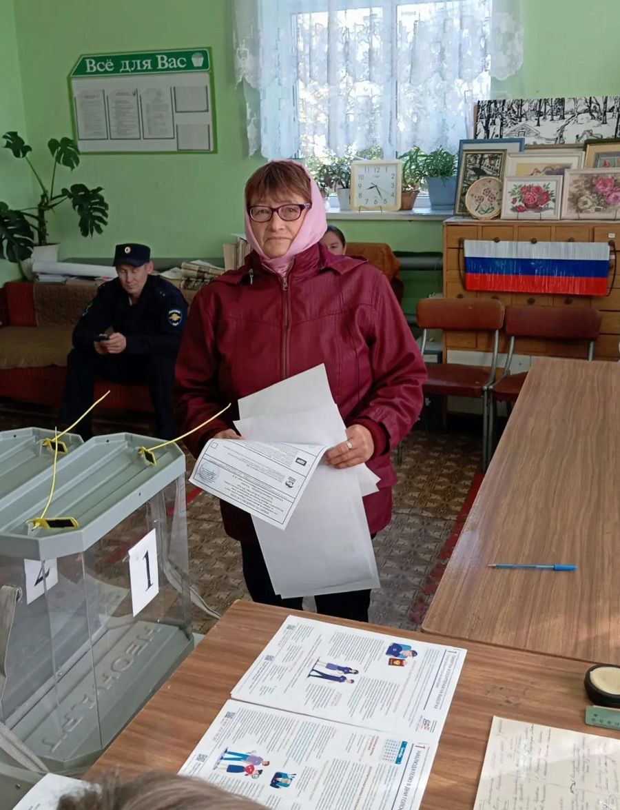 Получатели социальных услуг на дому Урмарского комплексного центра социального обслуживания населения голосуют на избирательном участке