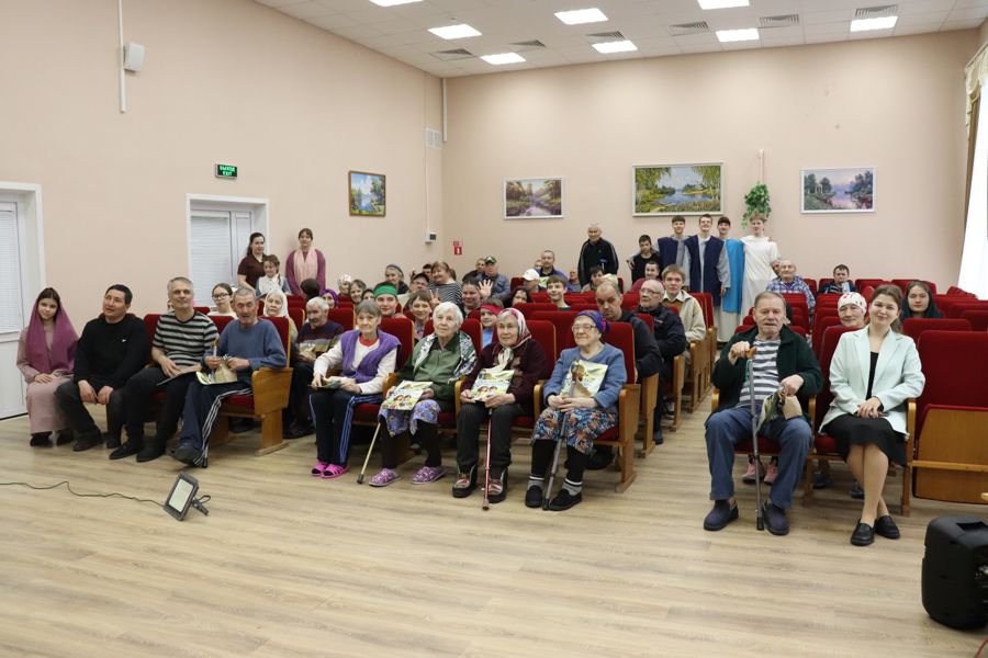 На сцене учреждения спектакль «Случай в картинной галерее»
