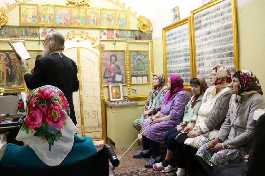 Священник посетил жителей дома-интерната в Великий пост