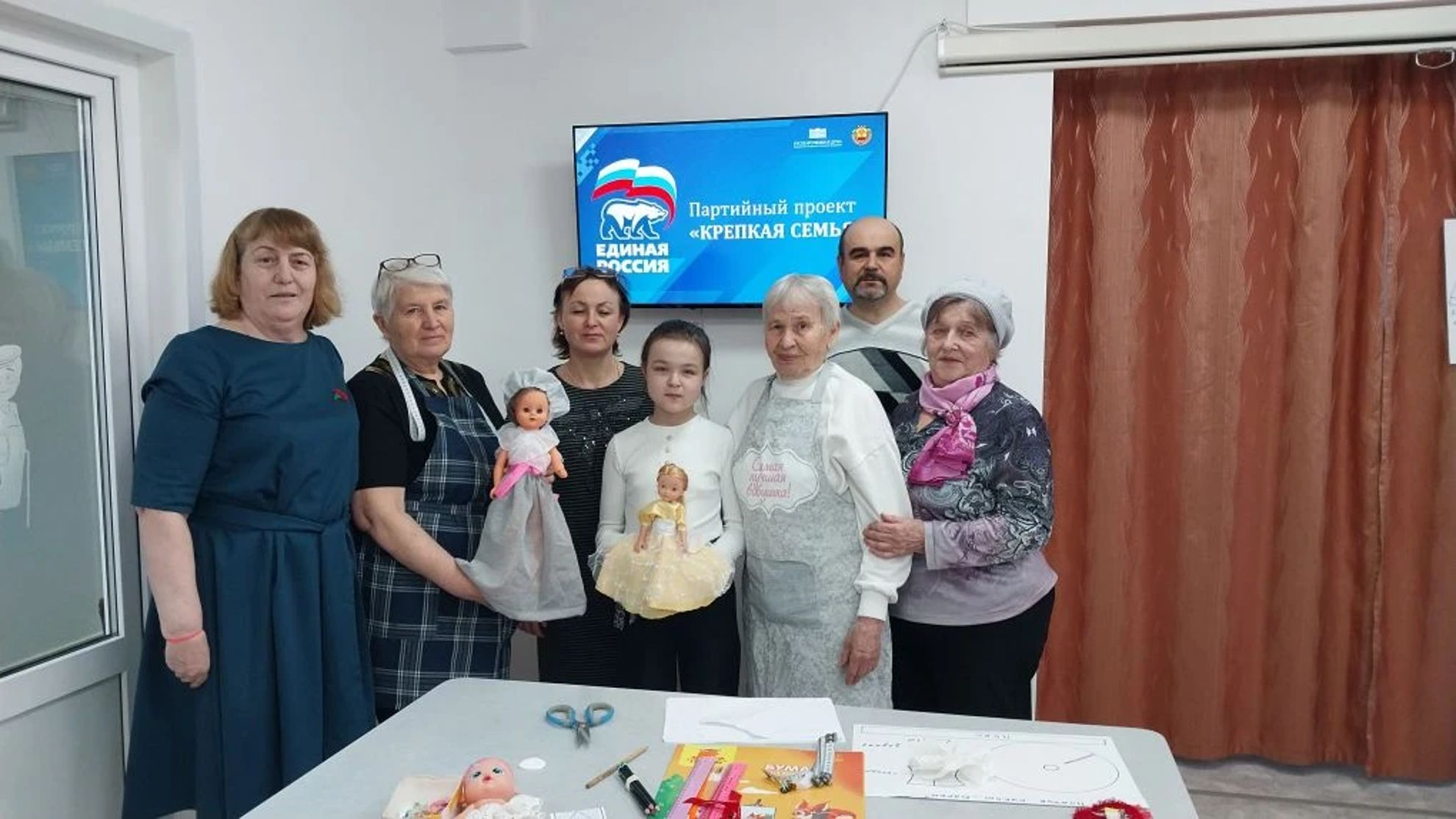 «Крепкая семья»: мастер-класс по пошиву платья для кукол.