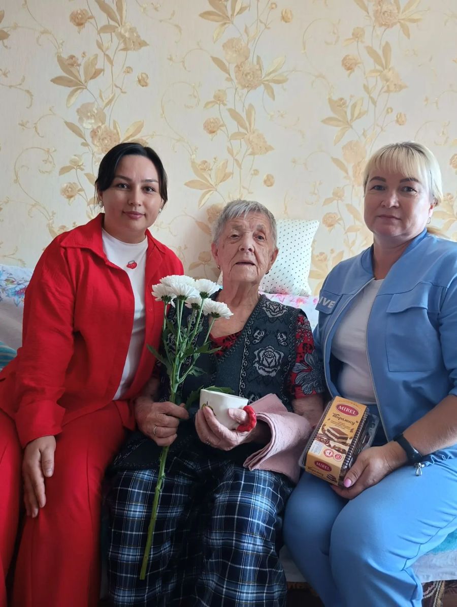 В Чебоксарах поздравили 94-летнего ветерана Надежду Мясникову