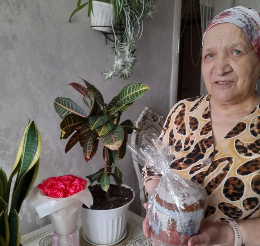 Пасха в каждый дом: социальные работники поздравили своих подопечных с праздником.