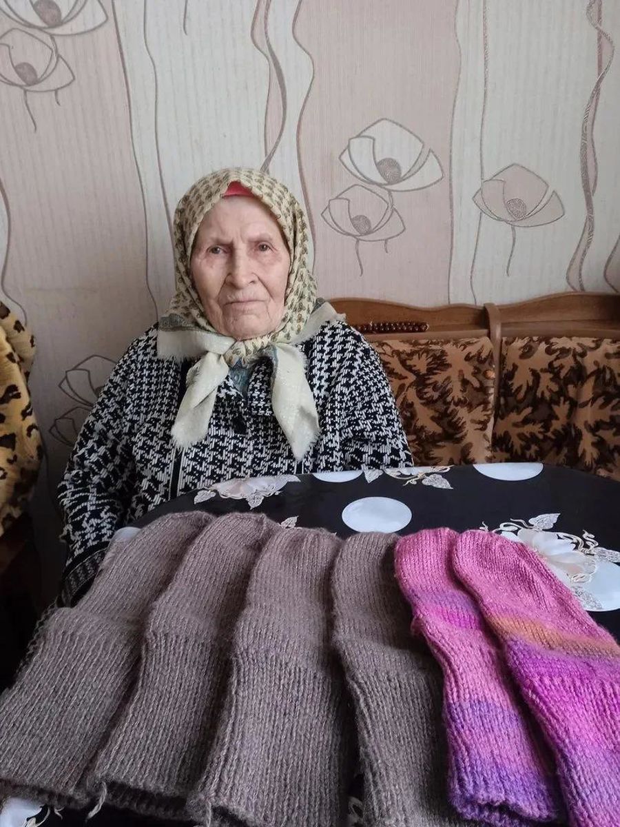 В Комсомольском округе 96-летняя жительница из д.Починок Быбыть Елизавета Рыжова вяжет носки для воинов
