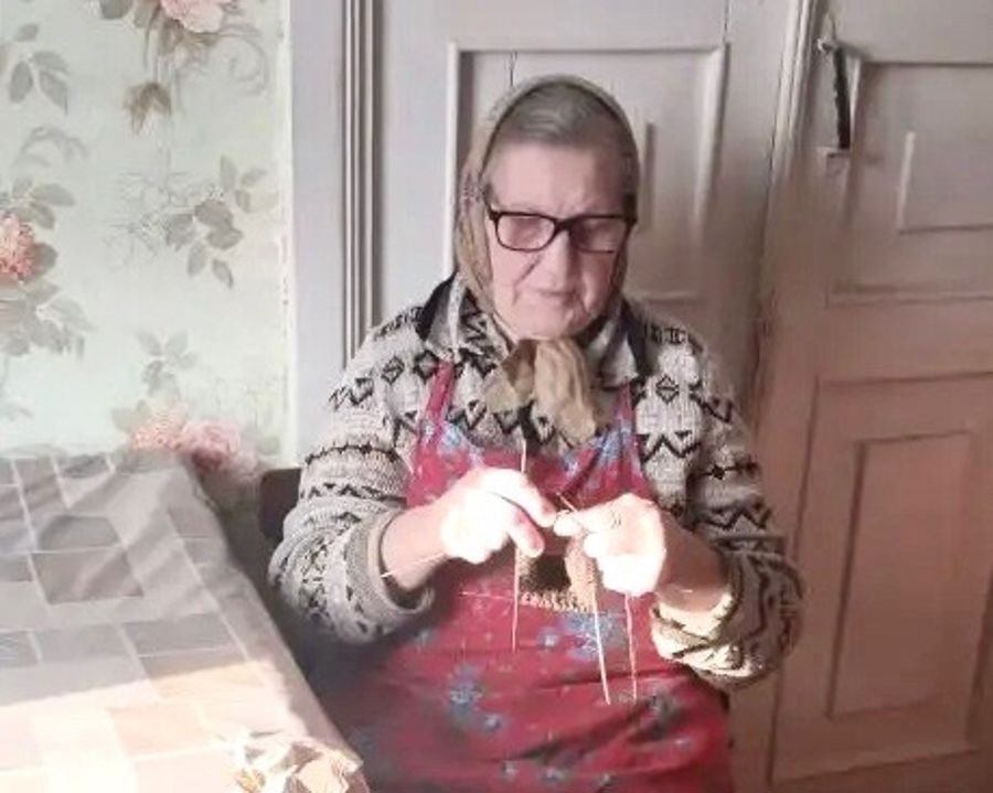 Золотые руки не для скуки: 84‑летняя бабушка вяжет носки для бойцов СВО