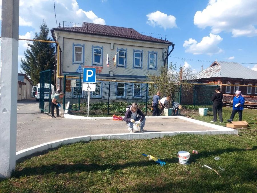Майский субботник в Порецком центре социального обслуживания: территория стала ещё ухоженнее