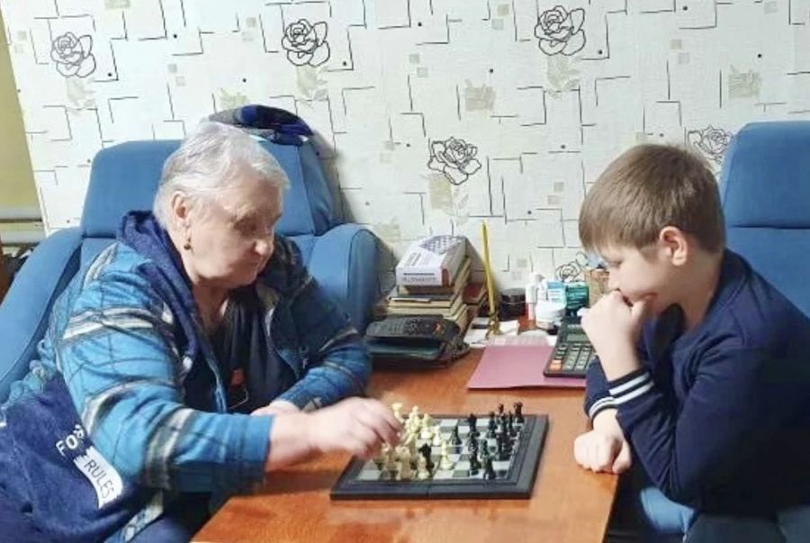 «Серебряные»  волонтёры обучают школьников игре в шахматы