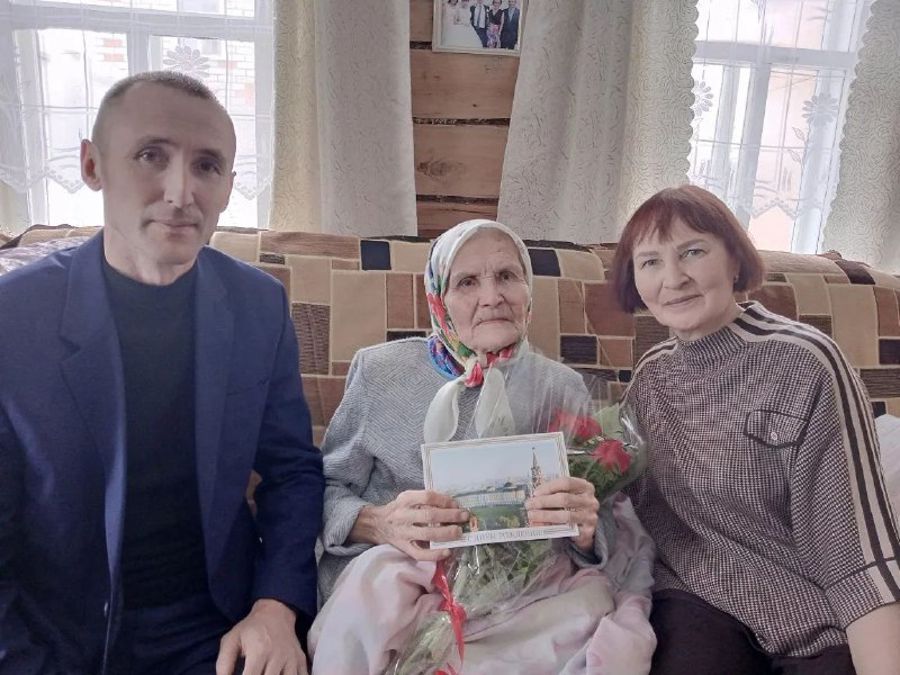 С веком наравне: в Комсомольском округе чествуют труженицу тыла Александру Ефремову