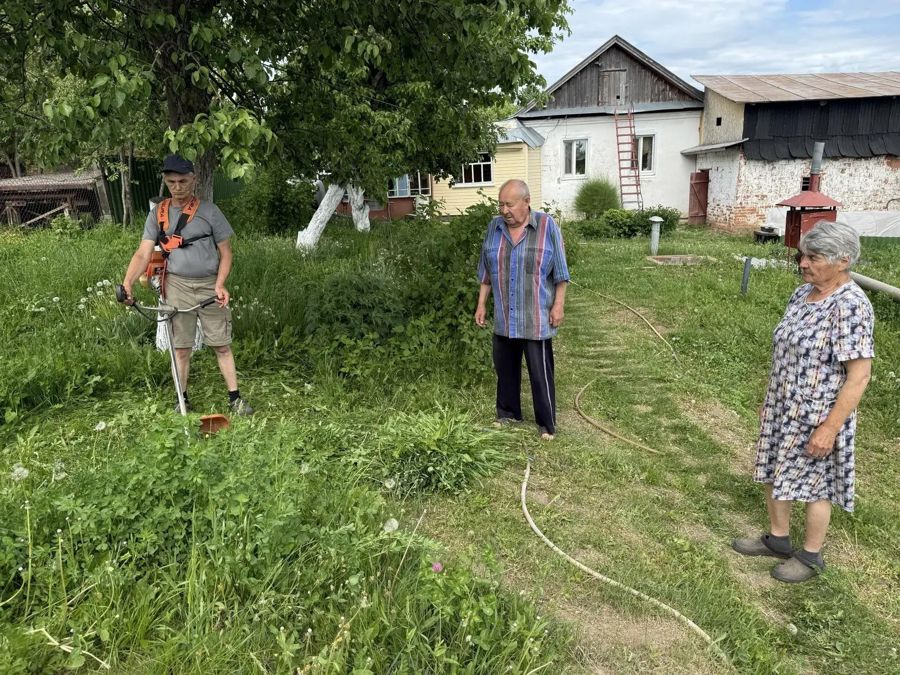 Добрые руки помощи: социальные работники Козловского муниципального округа помогают пожилым людям в борьбе с сорняками на огородах