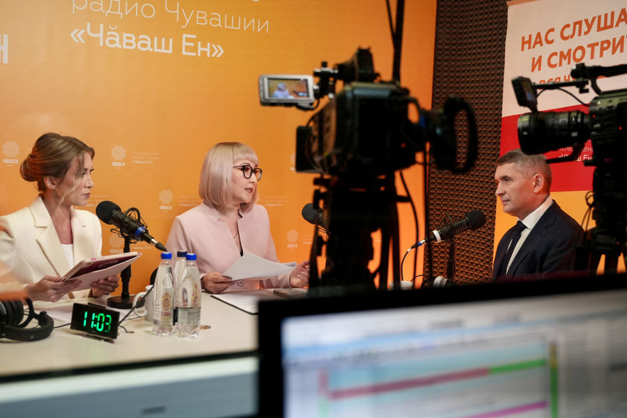 Жилье, благоустройство, соцподдержка – основные темы 24-й «прямой линии» с Олегом Николаевым