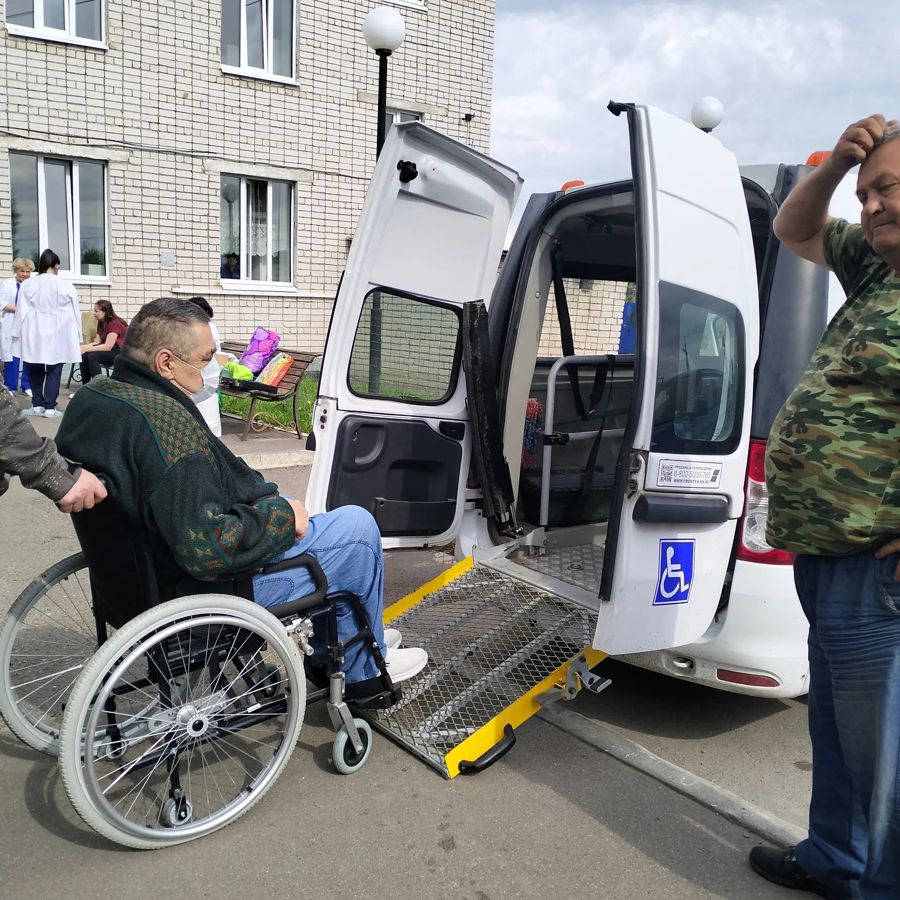 Мобильная бригада срочного соцобслуживания обеспечила транспортировку маломобильного гражданина на рентген-обследование