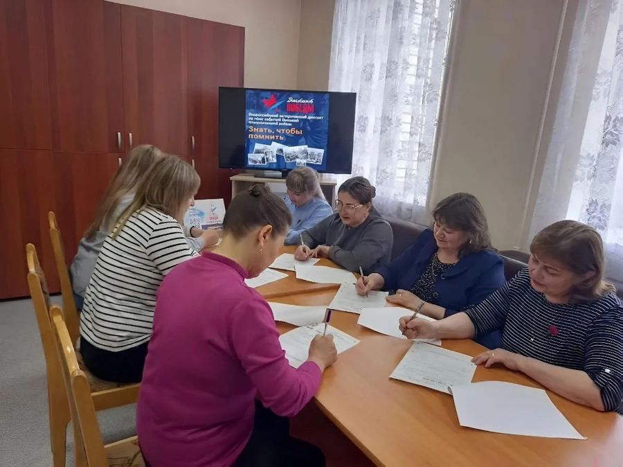 Сотрудники Красночетайского ЦСОН проверили свои знания истории,  приняв участие в «Диктанте Победы»