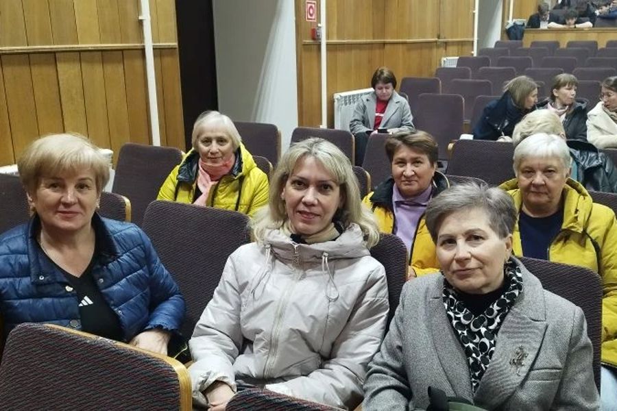 «Серебряные волонтёры» на спектакле