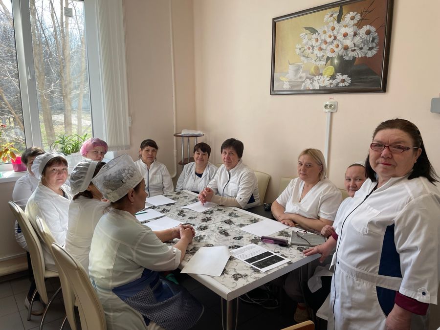 Занятие по улучшению профессиональных навыков среди работников кухни