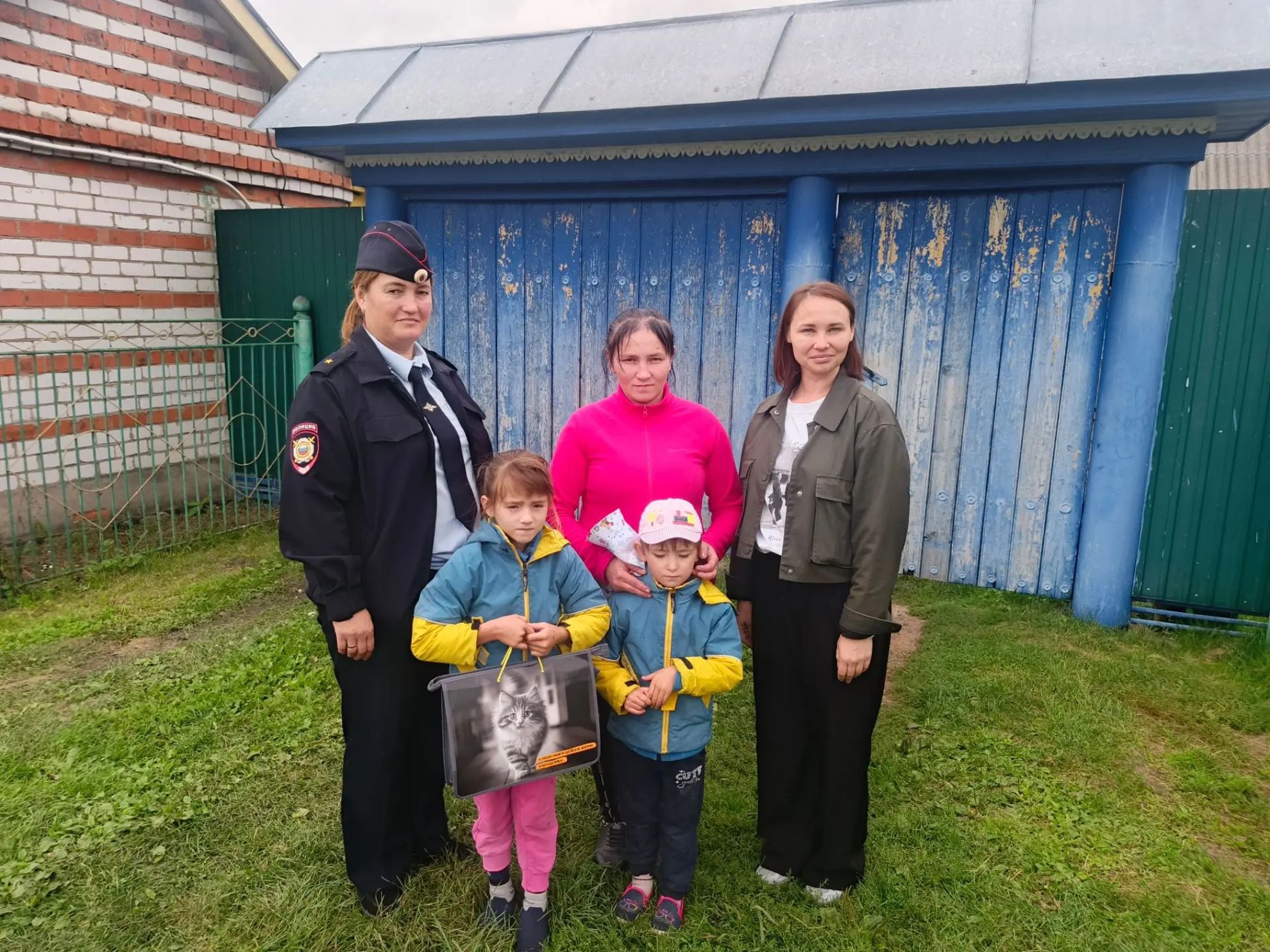 Доброе завершение: еще три семьи получили подарки к школе от центра