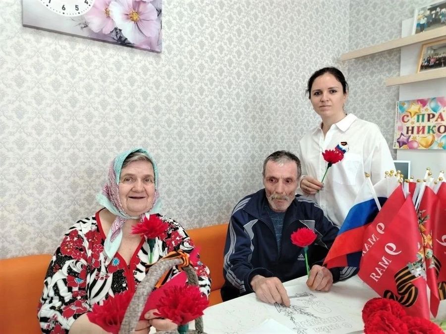 Красные гвоздики — символ вечной памяти